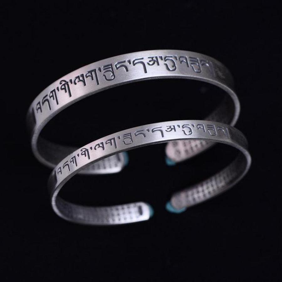 Bracelet ouvert gravé du « Om Mani Padme Hum »