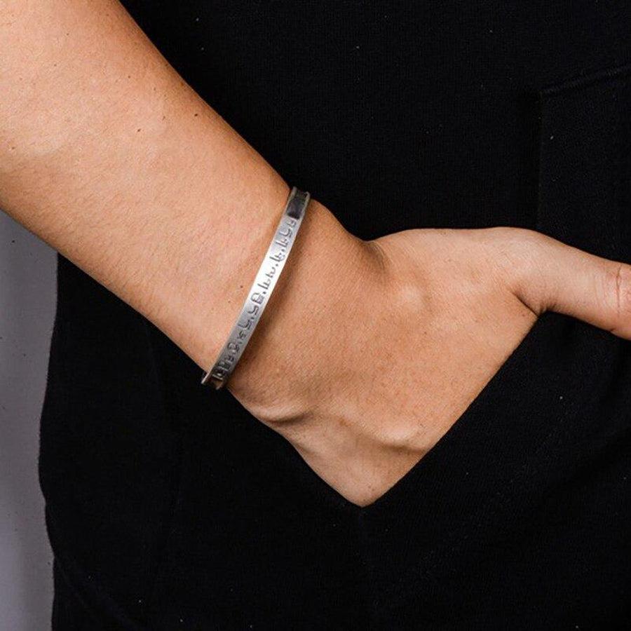 Bracelet ouvert gravé du « Om Mani Padme Hum »