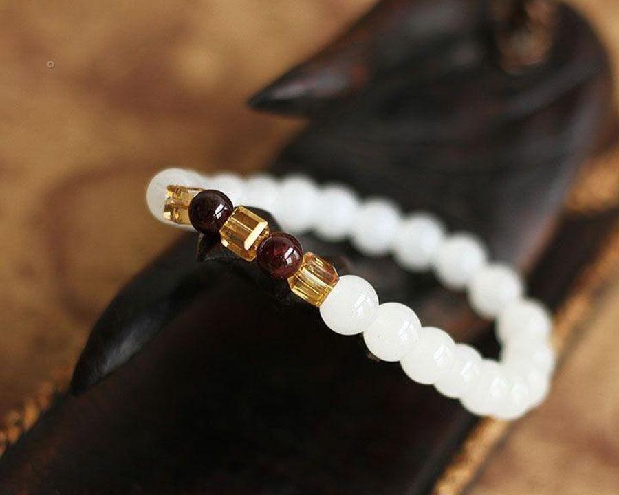 Bracelet «Vitalité et Confiance» en Calcédoine blanche et Grenat naturel
