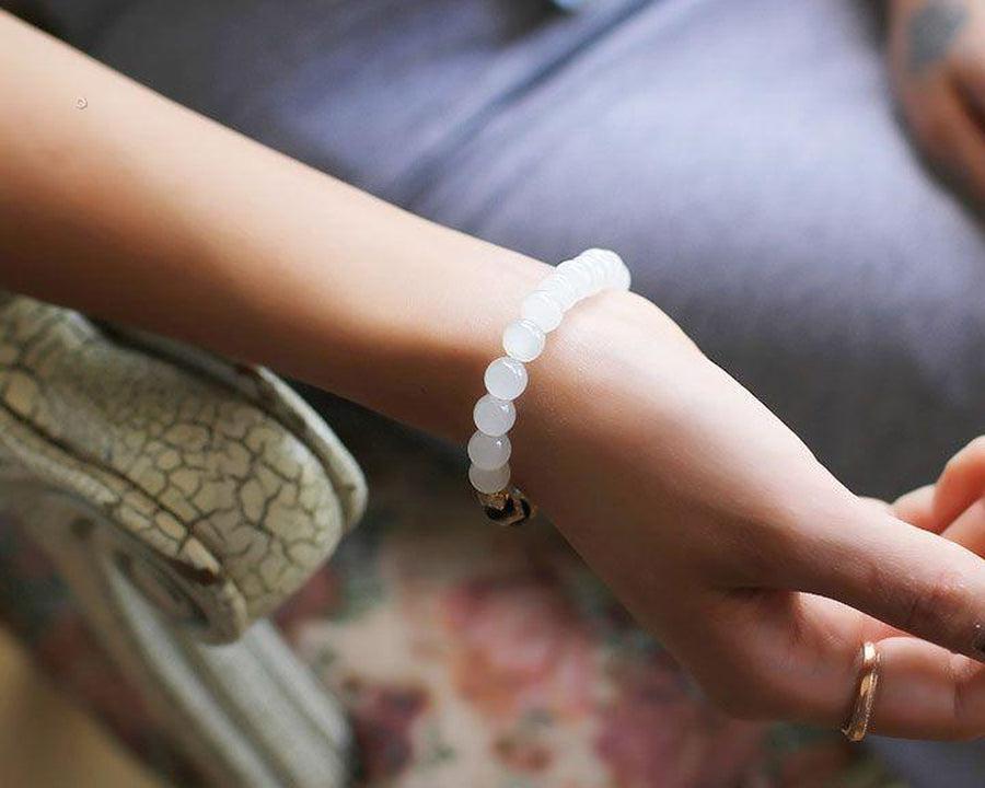 Bracelet «Vitalité et Confiance» en Calcédoine blanche et Grenat naturel