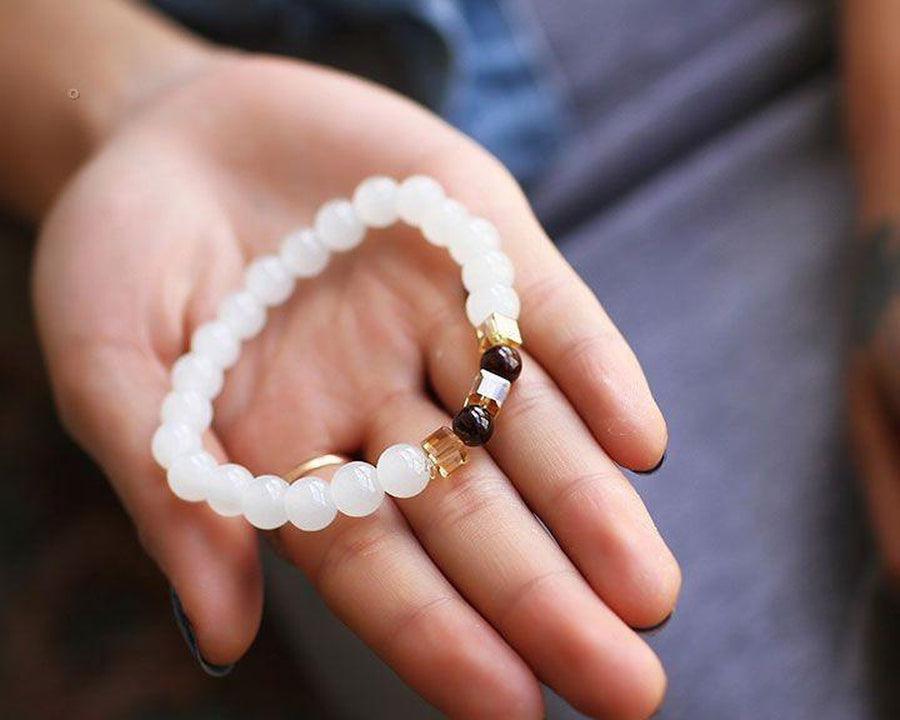 Bracelet «Vitalité et Confiance» en Calcédoine blanche et Grenat naturel