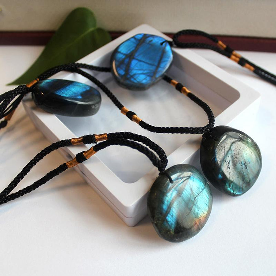 Collier pendentif pierre solitaire en Labradorite
