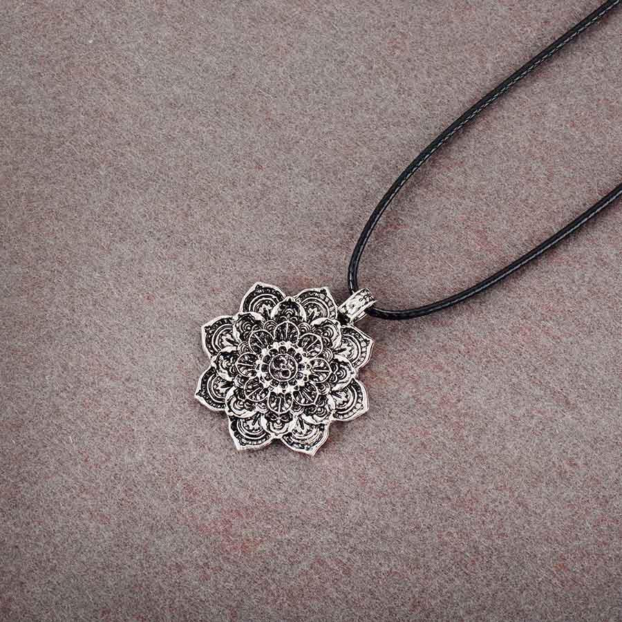Collier pendentif tibétain mandala, Fleur de Lotus et « Om »