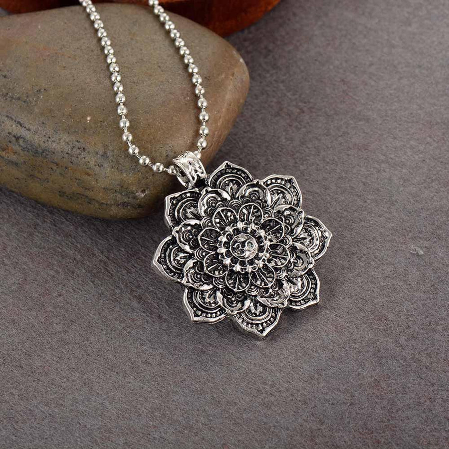 Collier pendentif tibétain mandala, Fleur de Lotus et « Om »