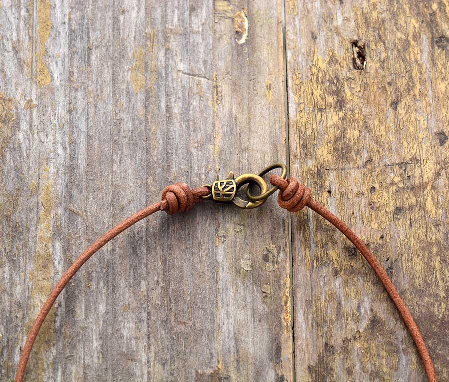Collier «Spiritualité» perle de Turquoise sur cordon en cuir ciré