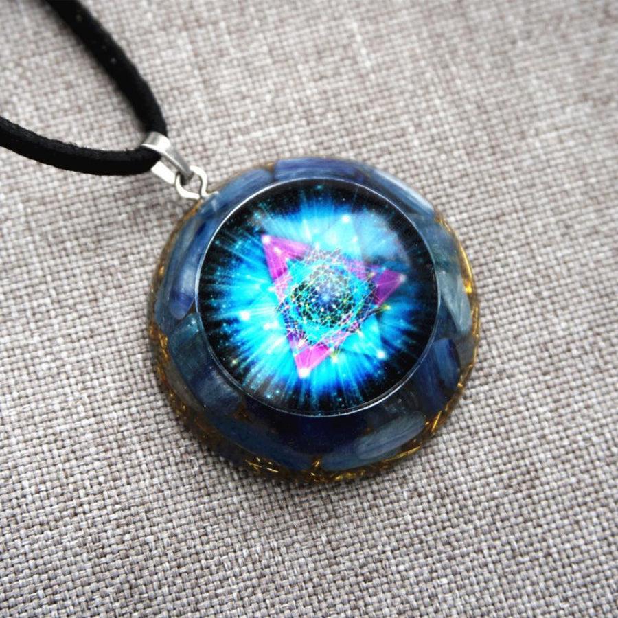 Pendentif Orgonite en cristal, Kyanite et feuilles d'or