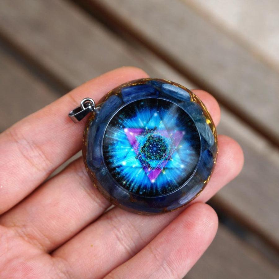 Pendentif Orgonite en cristal, Kyanite et feuilles d'or