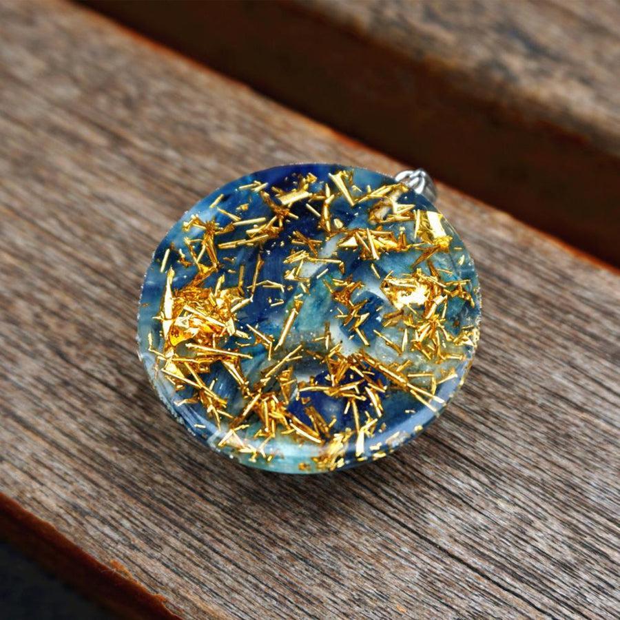 Pendentif Orgonite en cristal, Kyanite et feuilles d'or
