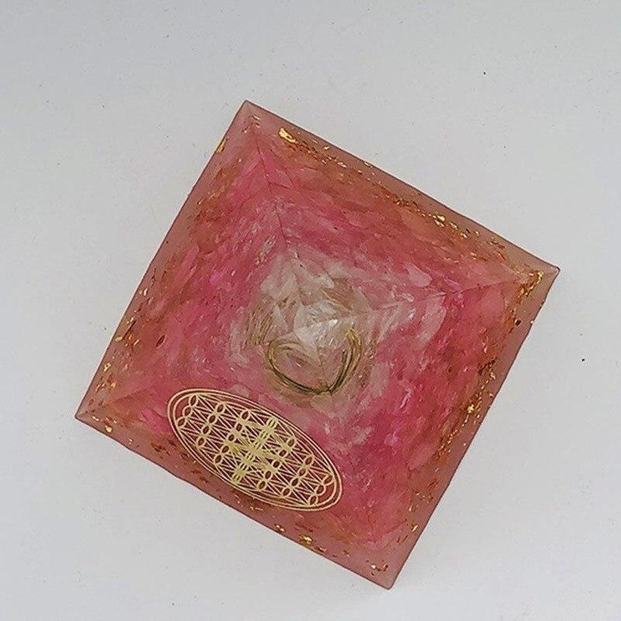 Pyramide d’Orgonite symbole d’amour