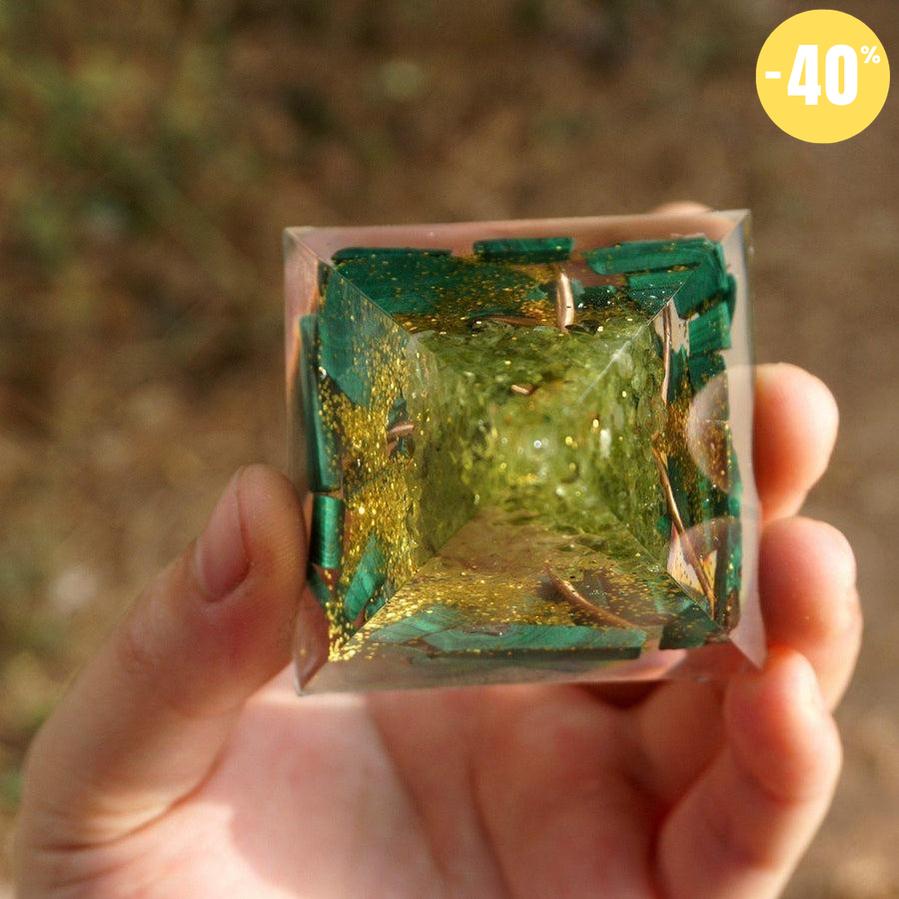 Pyramide Orgonite «Arbre de Vie» Malachite, Péridot et feuilles d’or