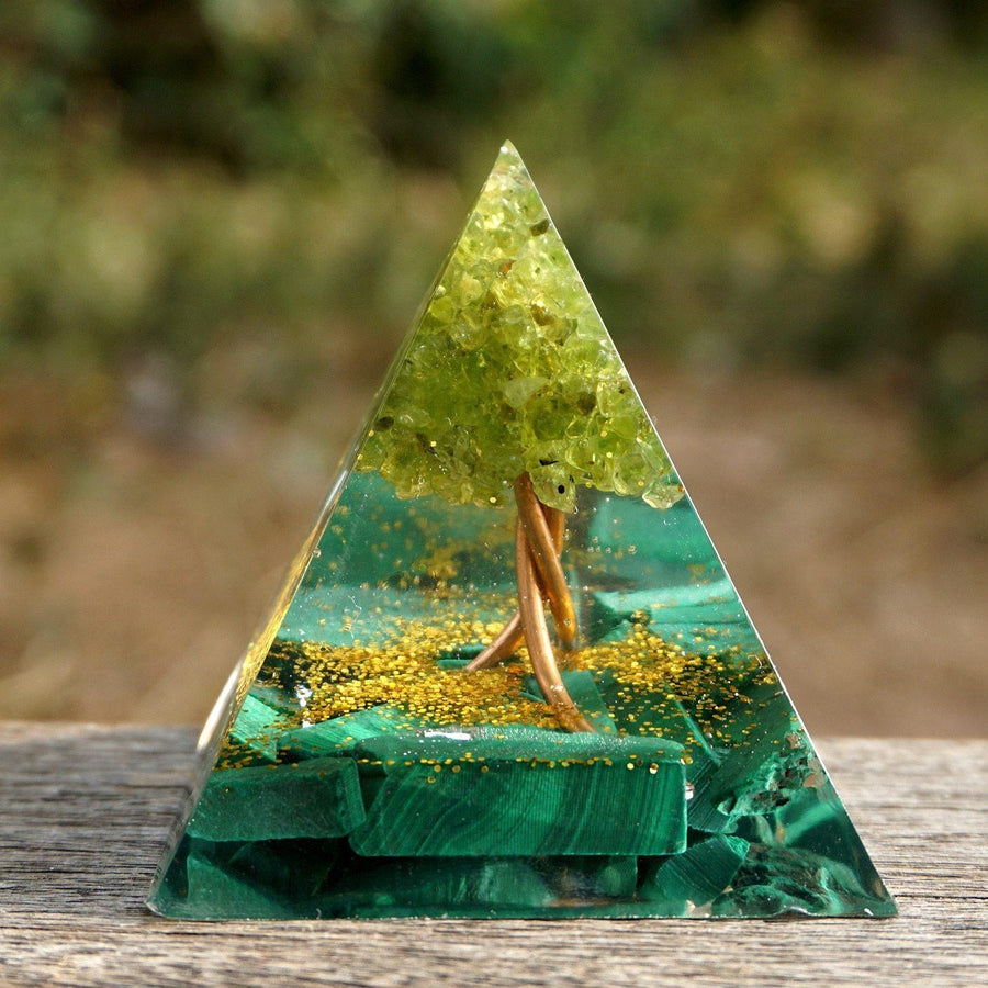 Pyramide Orgonite «Arbre de Vie» Malachite, Péridot et feuilles d’or