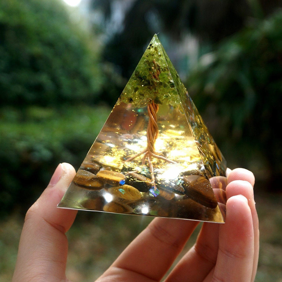 Pyramide Orgonite «Arbre de Vie» Œil de tigre, Péridot et feuilles d’or