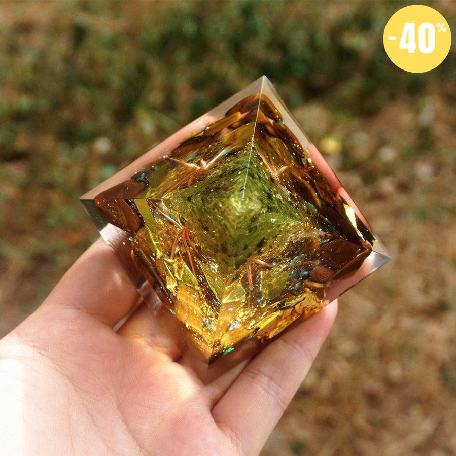 Pyramide Orgonite «Arbre de Vie» Œil de tigre, Péridot et feuilles d’or