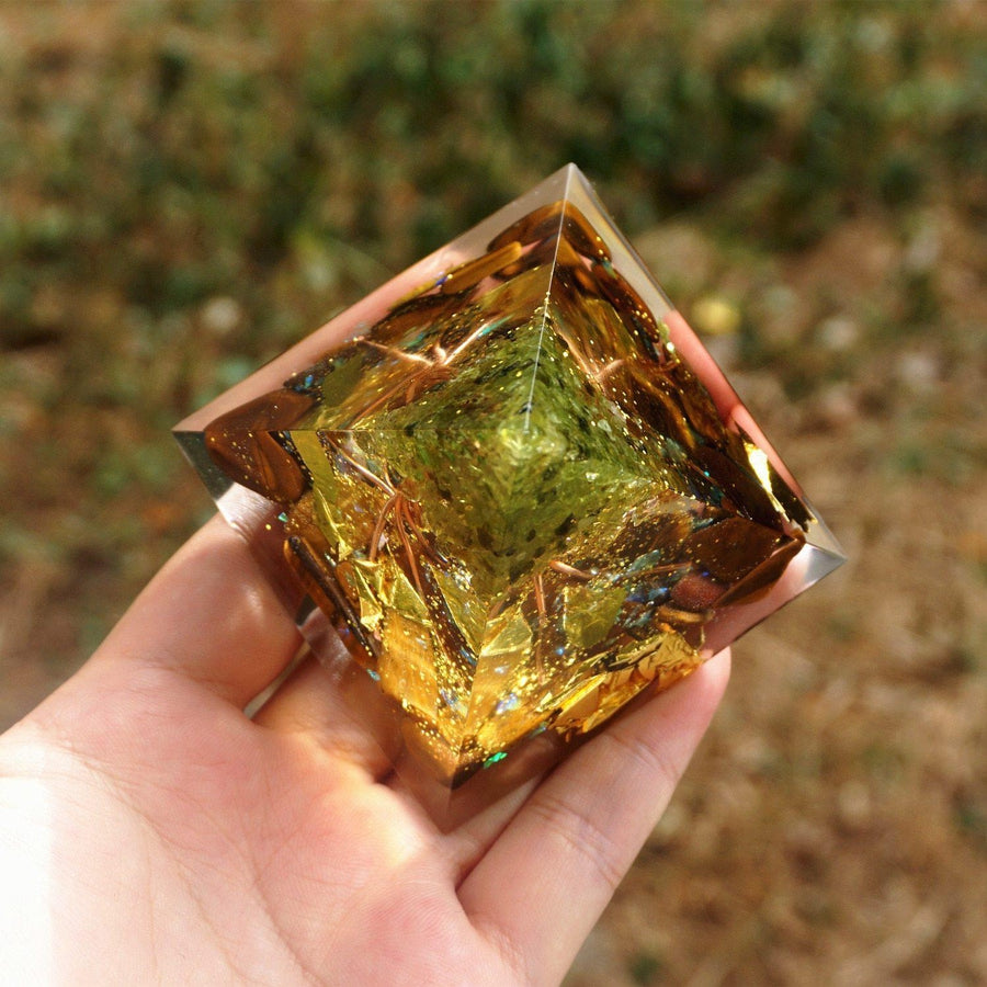 Pyramide Orgonite «Arbre de Vie» Œil de tigre, Péridot et feuilles d’or