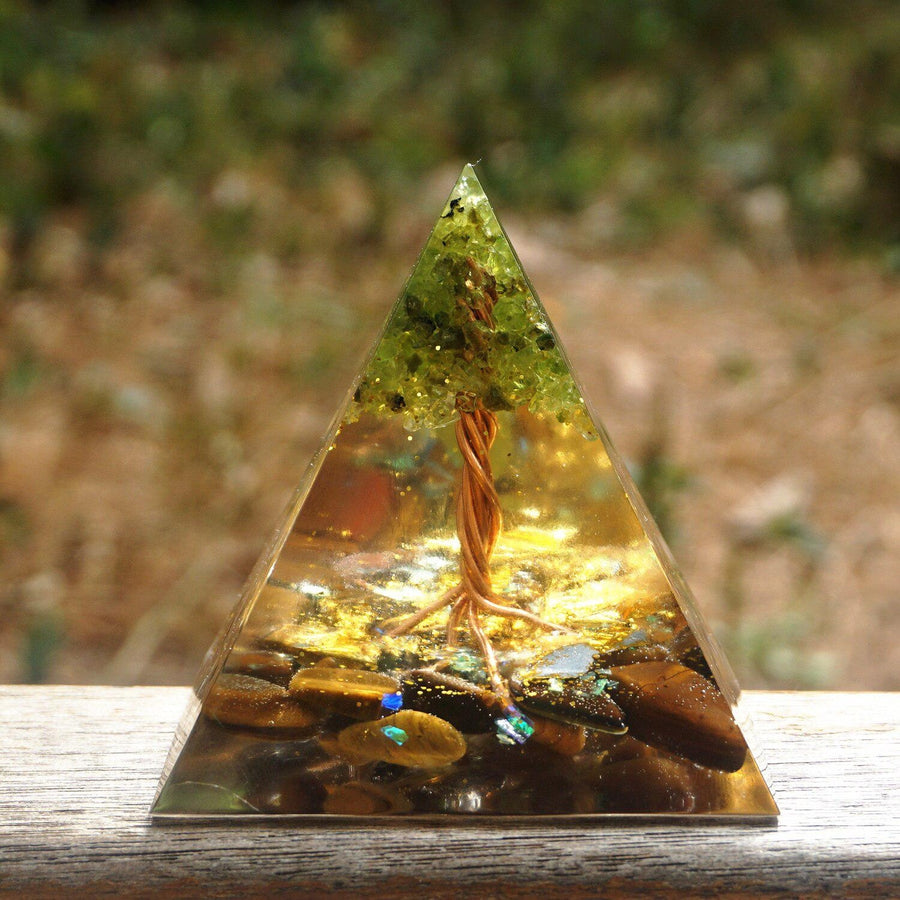 Pyramide Orgonite «Arbre de Vie» Œil de tigre, Péridot et feuilles d’or