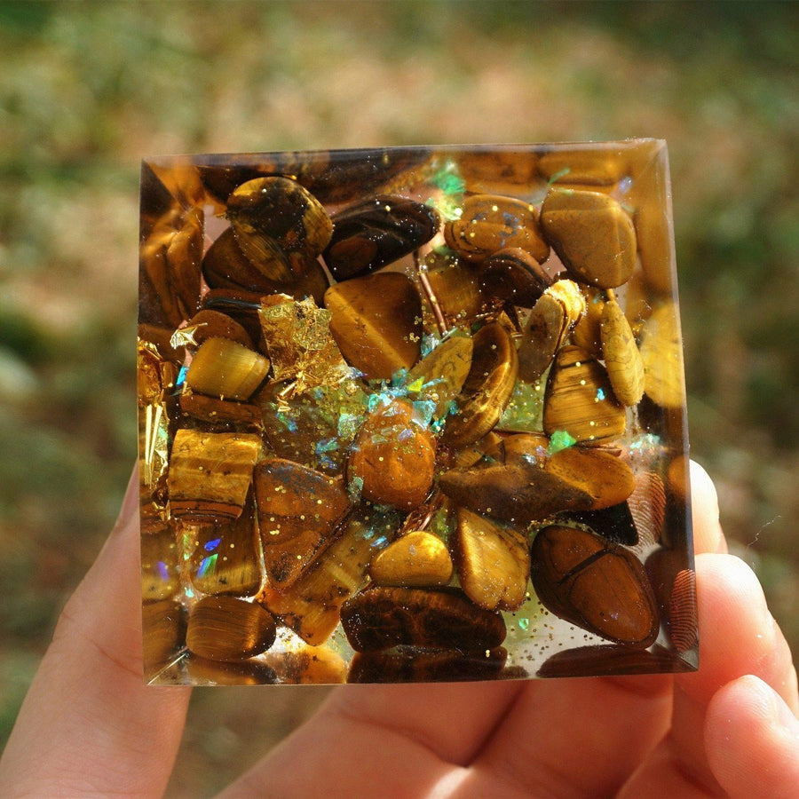 Pyramide Orgonite «Arbre de Vie» Œil de tigre, Péridot et feuilles d’or