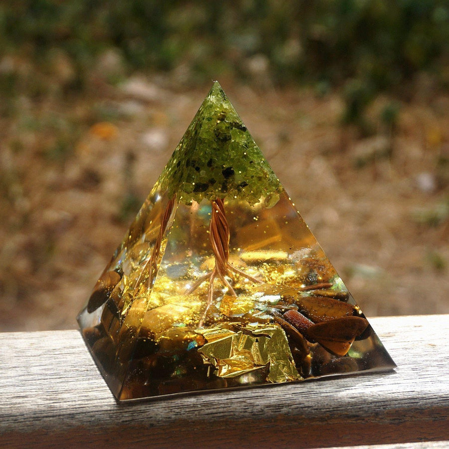 Pyramide Orgonite «Arbre de Vie» Œil de tigre, Péridot et feuilles d’or