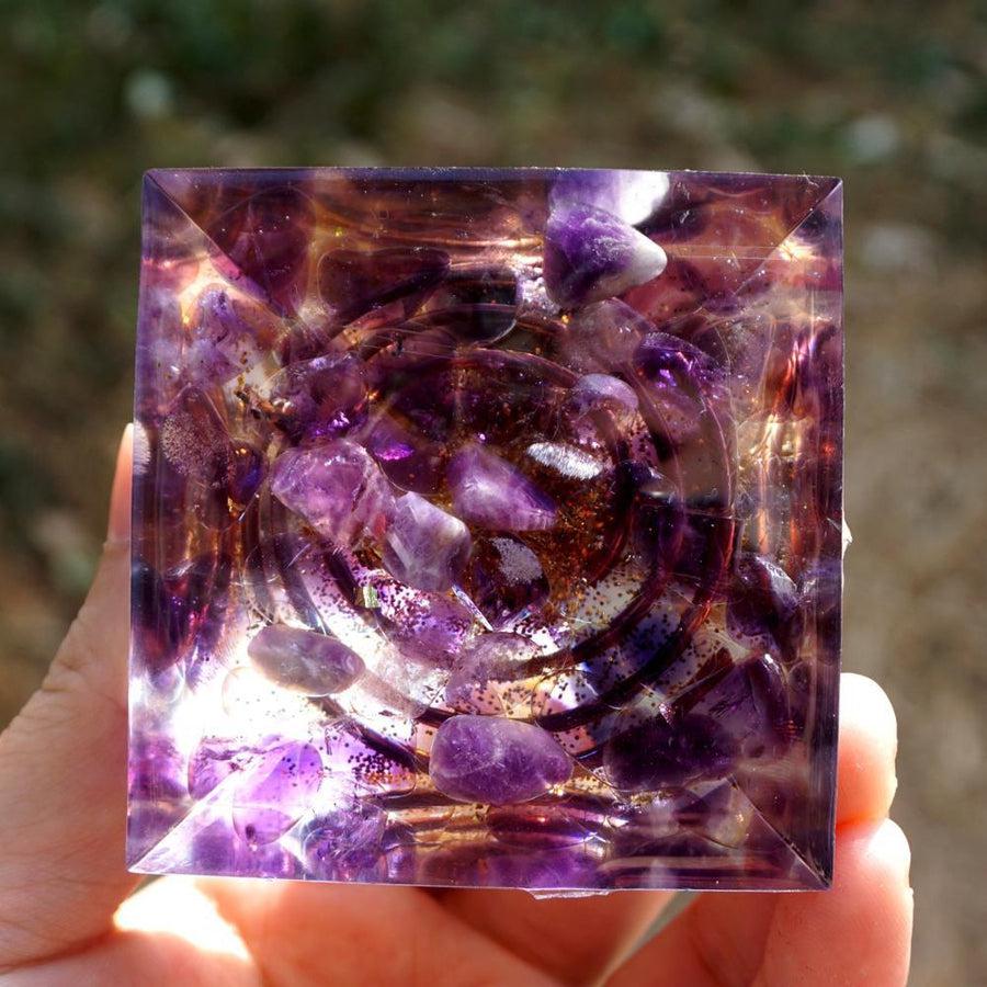 Pyramide Orgonite Cristal Smoky, Améthyste et feuilles d’or