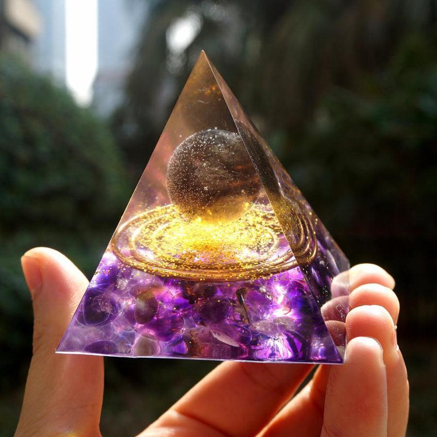 Pyramide Orgonite Cristal Smoky, Améthyste et feuilles d’or