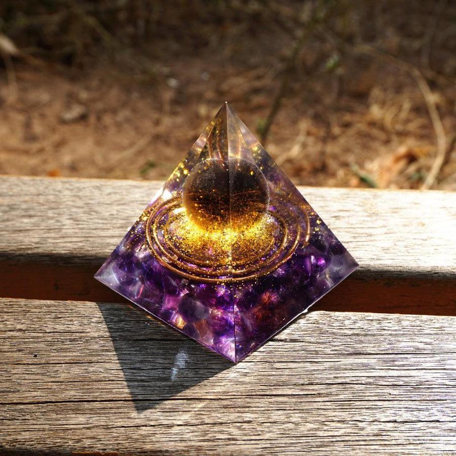 Pyramide Orgonite Cristal Smoky, Améthyste et feuilles d’or
