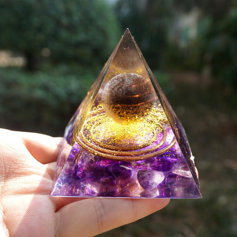 Pyramide Orgonite Cristal Smoky, Améthyste et feuilles d’or