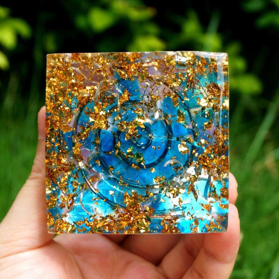 Pyramide Orgonite en Améthyste, Quart bleu, cuivre et feuilles d’or