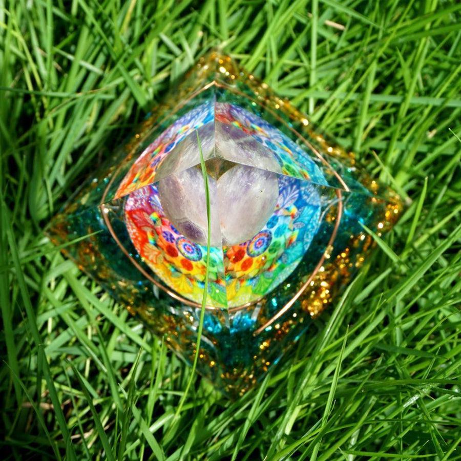 Pyramide Orgonite en Améthyste, Quart bleu, cuivre et feuilles d’or