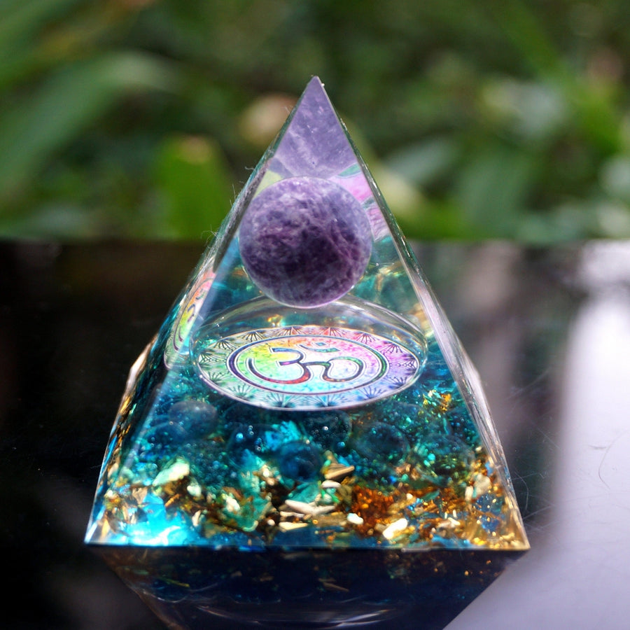 Pyramide Orgonite «Om», sphère Améthyste, Quartz bleu et feuilles d’or