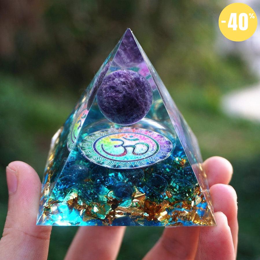 Pyramide Orgonite «Om», sphère Améthyste, Quartz bleu et feuilles d’or