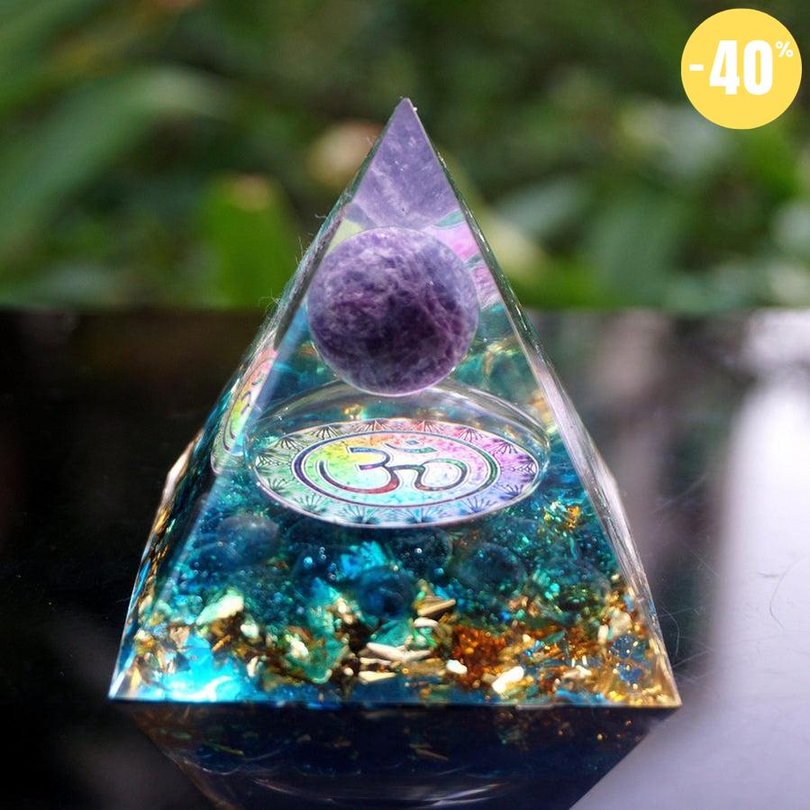 Pyramide Orgonite «Om», sphère Améthyste, Quartz bleu et feuilles d’or