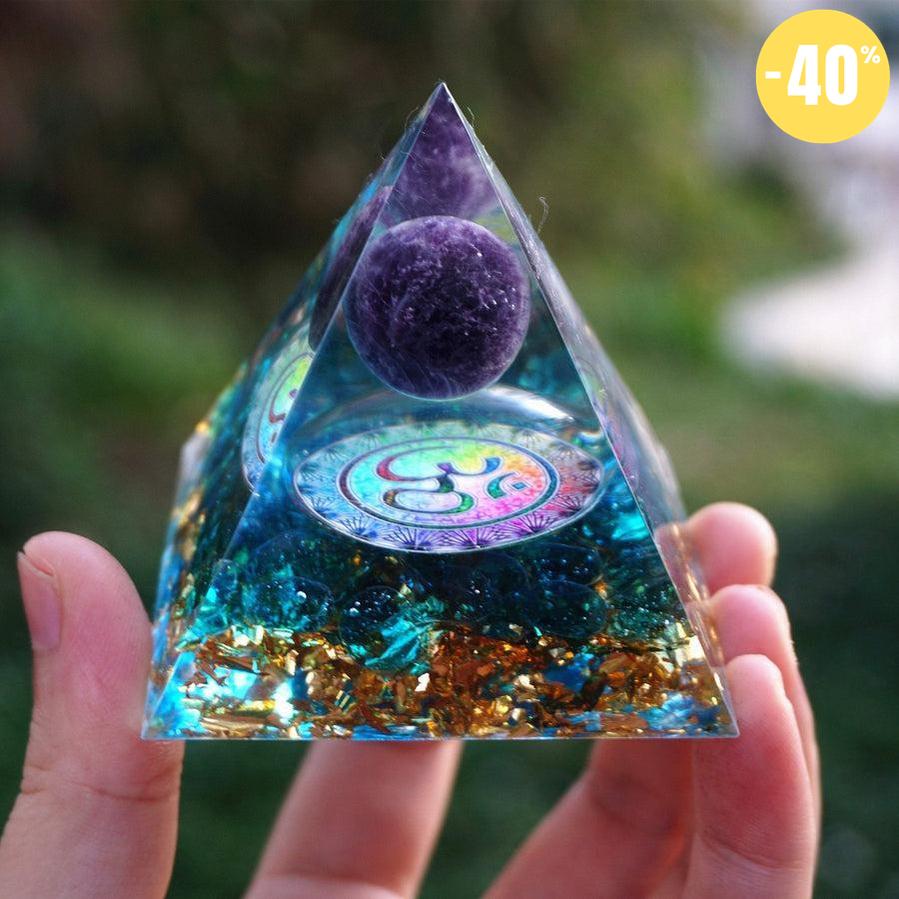 Pyramide Orgonite «Om», sphère Améthyste, Quartz bleu et feuilles d’or