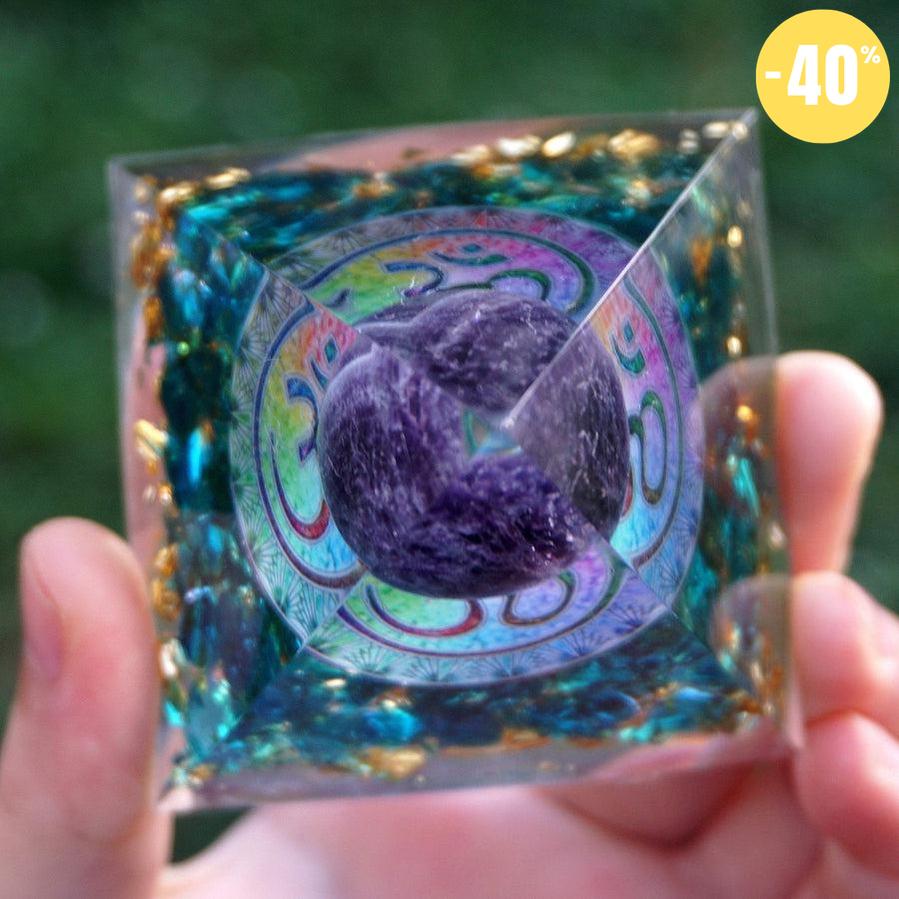 Pyramide Orgonite «Om», sphère Améthyste, Quartz bleu et feuilles d’or