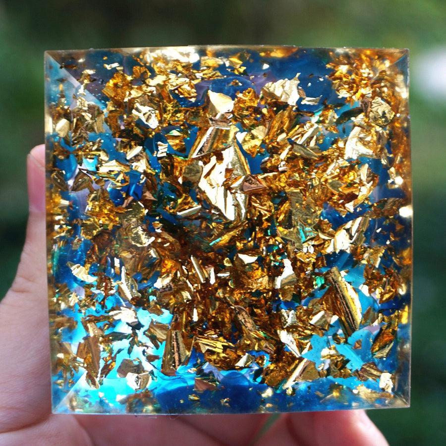 Pyramide Orgonite «Om», sphère Améthyste, Quartz bleu et feuilles d’or