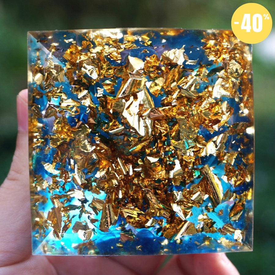 Pyramide Orgonite «Om», sphère Améthyste, Quartz bleu et feuilles d’or