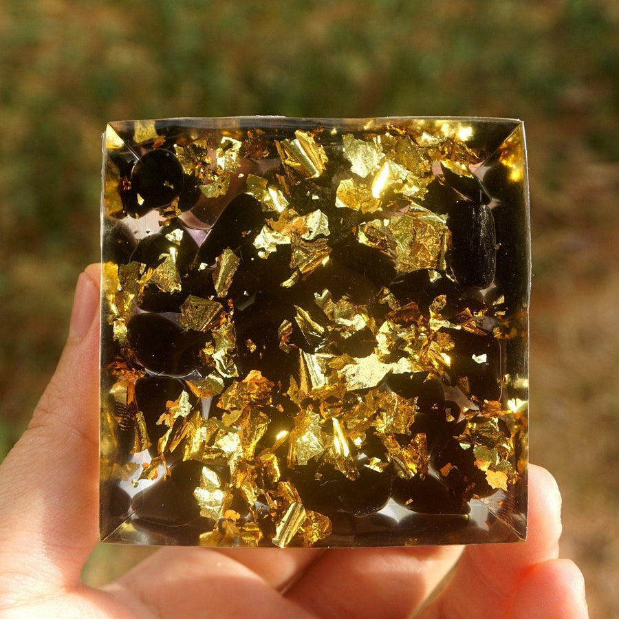 Pyramide Orgonite sphère Améthyste, Cristal et Obsidienne