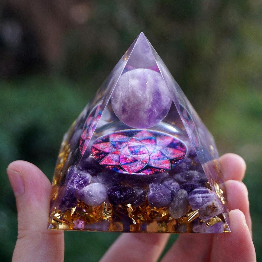 Pyramide Orgonite, sphère en Améthyste, feuilles d’or et fleur de lotus