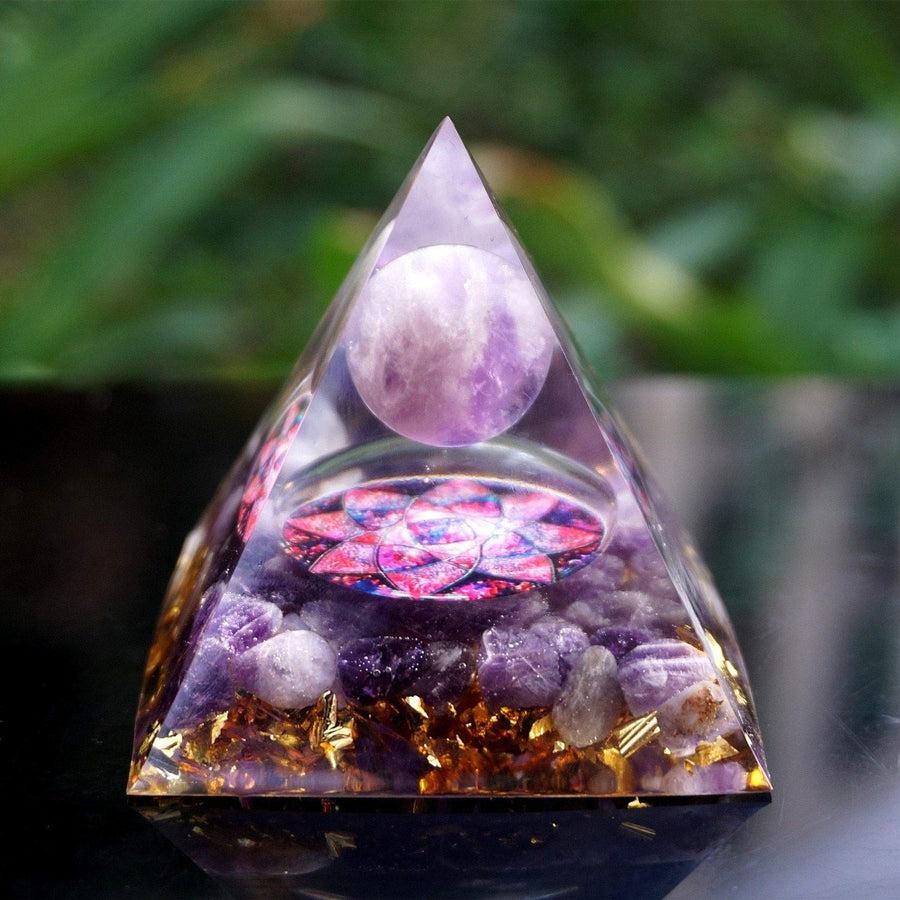 Pyramide Orgonite, sphère en Améthyste, feuilles d’or et fleur de lotus