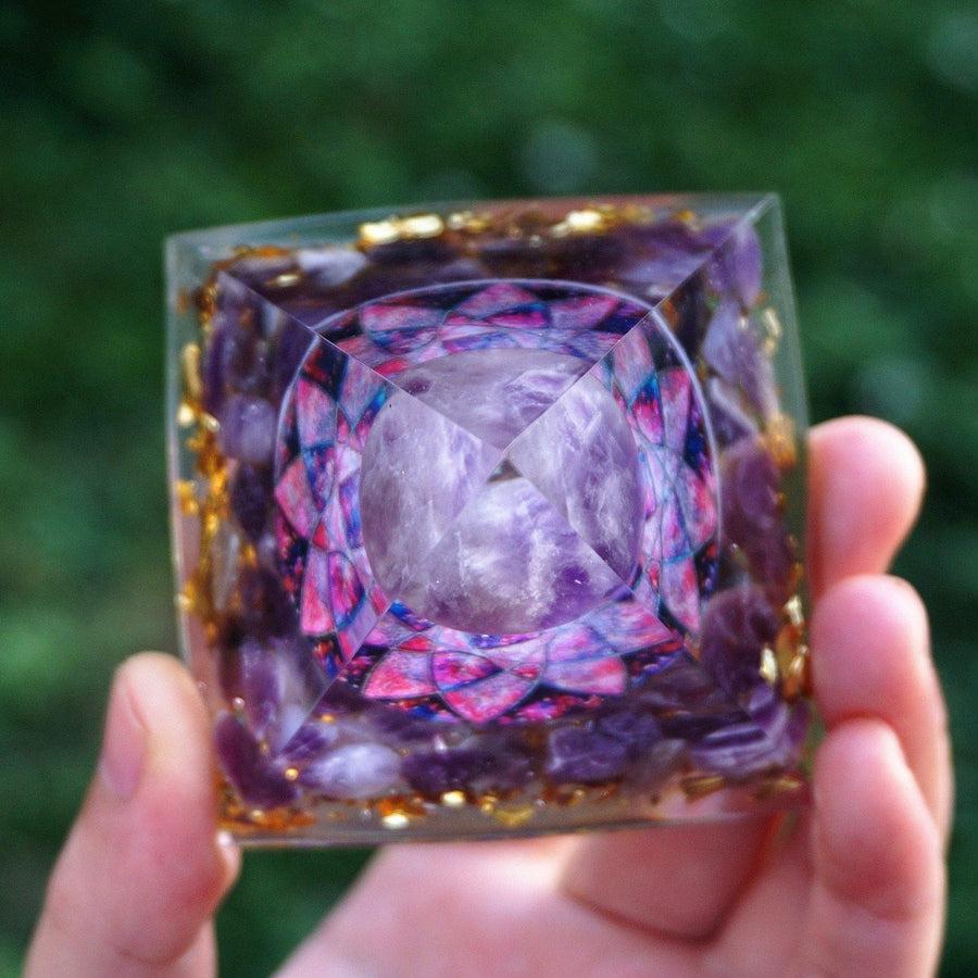 Pyramide Orgonite, sphère en Améthyste, feuilles d’or et fleur de lotus