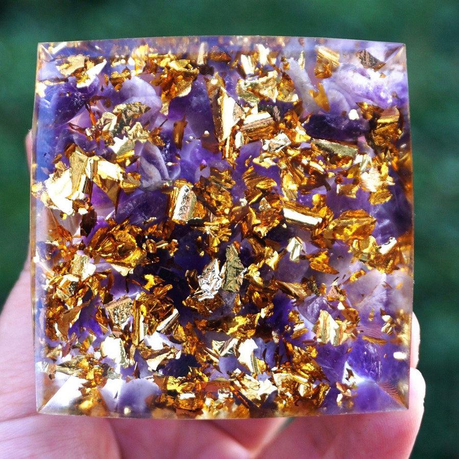 Pyramide Orgonite, sphère en Améthyste, feuilles d’or et fleur de lotus