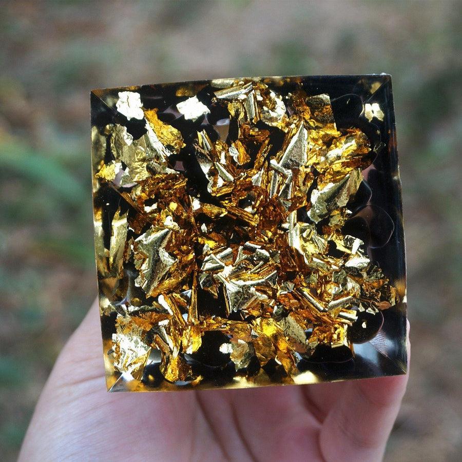 Pyramide Orgonite sphère Œil de tigre, Obsidienne et feuille d’or